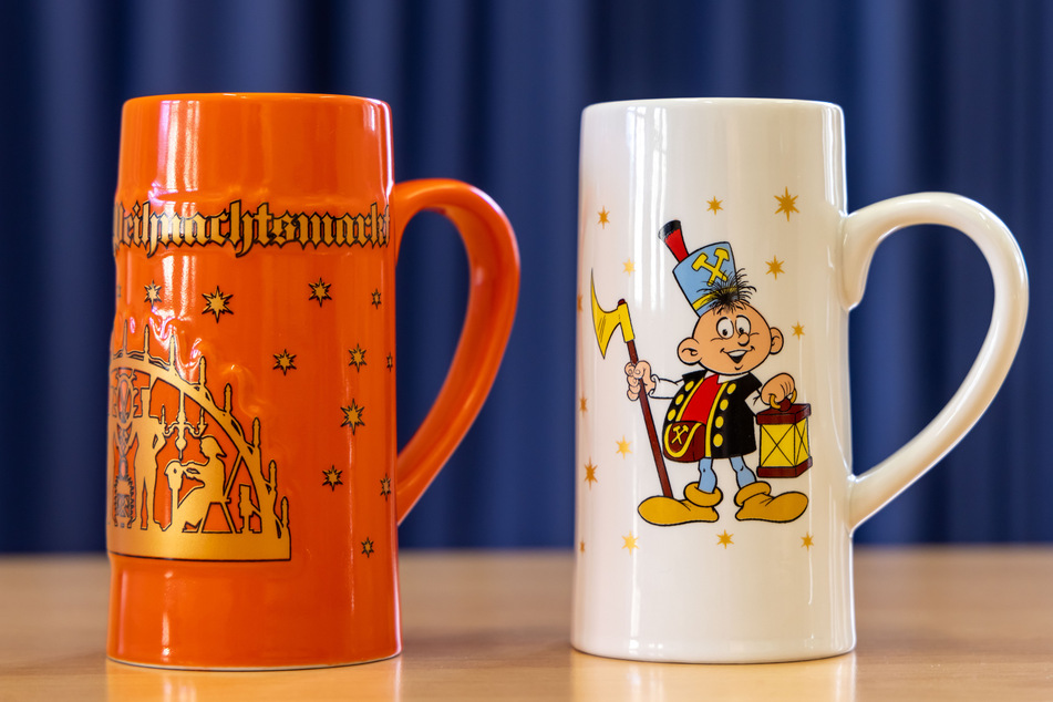 So sehen die diesjährigen Tassen in Chemnitz aus, links die Glühwein-Tasse, rechts die Kinder-Tasse.