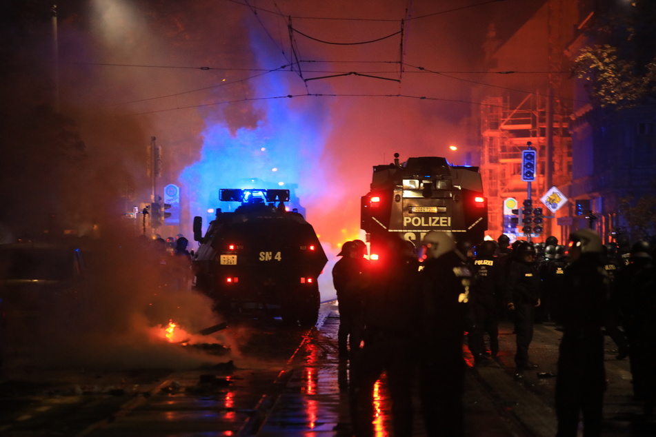 Die Polizei rückte in Connewitz mit Wasserwerfern an.