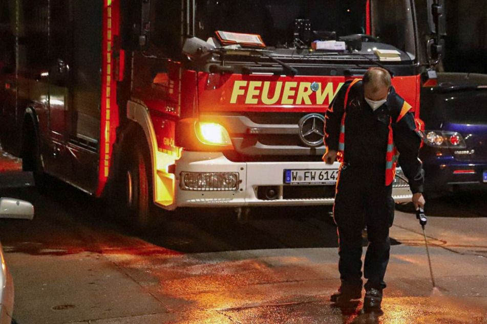 Frau sucht Parkplatz: Feuerwehr muss ewig lange Sprit-Spur säubern und hat ein Problem!
