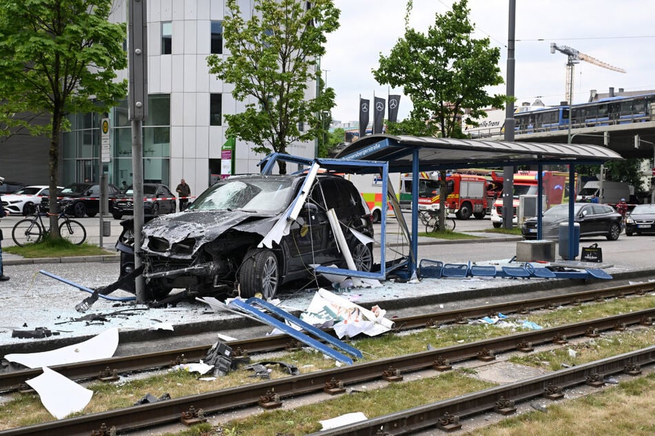 Bei einem Verkehrsunfall in München sind insgesamt sieben Personen zum Teil schwer verletzt worden.