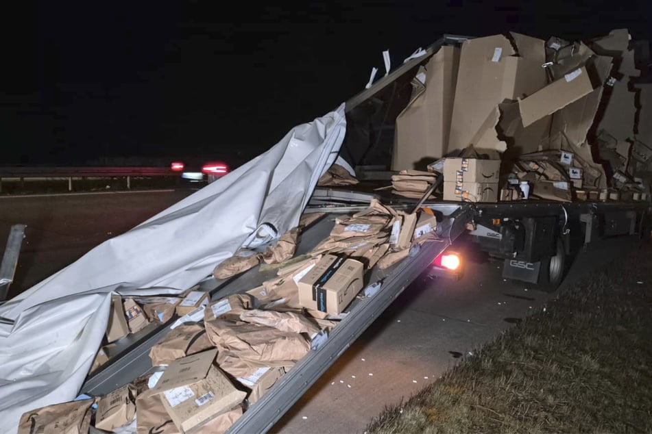 Die Abdeckung eines der Fahrzeuge wurde bei dem Unfall aufgerissen – zahlreiche Pakete landeten beschädigt auf der Fahrbahn.
