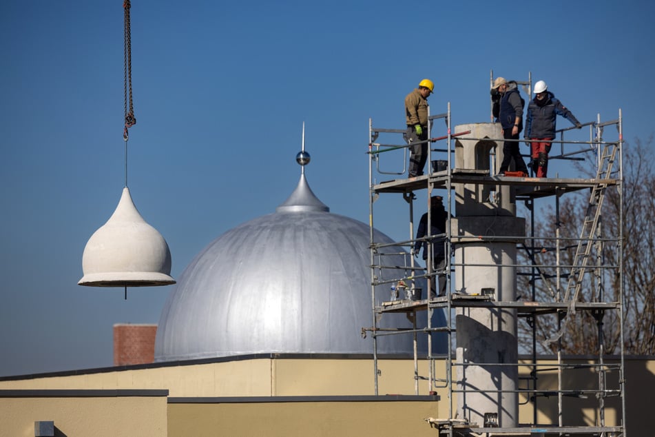 Soll im Herbst bezugsfertig sein: die Ahmadiyya Moschee in Erfurt-Marbach. Anfang März montierten Arbeiter mithilfe eines Krans die einzelnen Teile für ein Minarett. (Archivbild)
