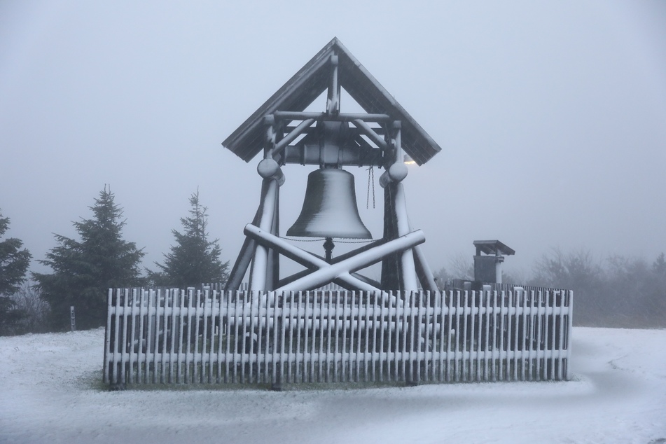 Eine dünne Schneedecke hatte sich auf dem Fichtelberg gebildet.