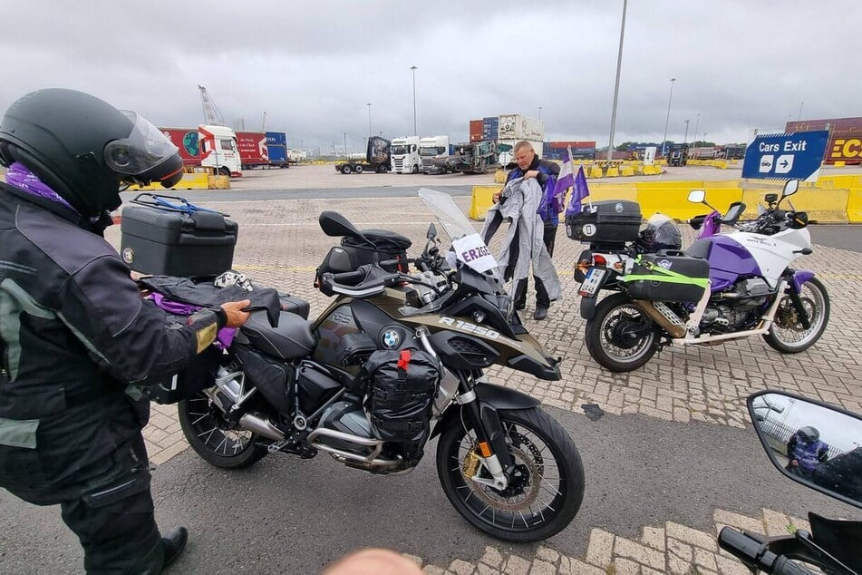Mit der Fähre ging es für die Veilchen-Biker erst nach England und später nach Belfast. Am Donnerstagabend sind sie angekommen.