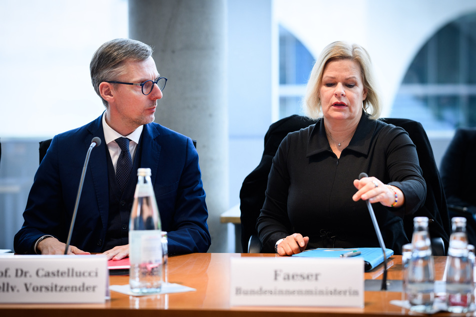 Lars Castellucci (51, SPD, l.) macht sich für die Vorbereitung eines Verbotsverfahrens stark.