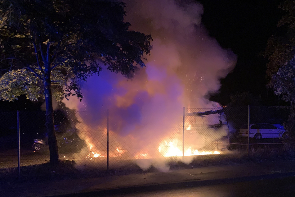 In der Nacht zu Freitag sind in Stolberg zwei Wohnwagen auf einem Parkplatz in Brand geraten.