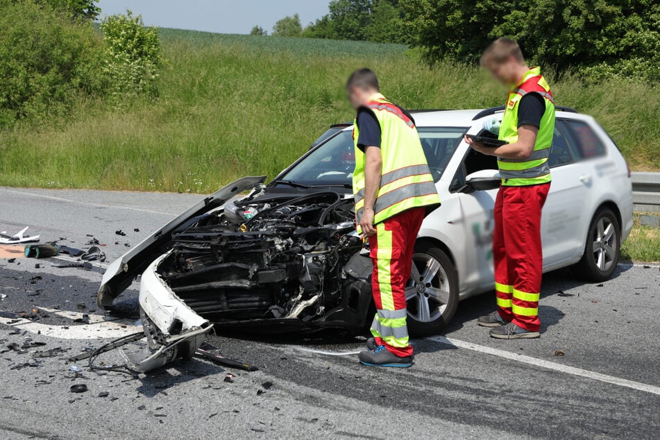 Das Bild lässt es erahnen: Der Fahrer des VW Golf Kombi wurde schwer verletzt.