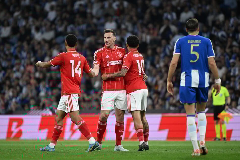 Nottingham Forest feierte den Ausgleich durch ein kurioses Eigentor von Martim Fernandes (20, nicht im Bild).