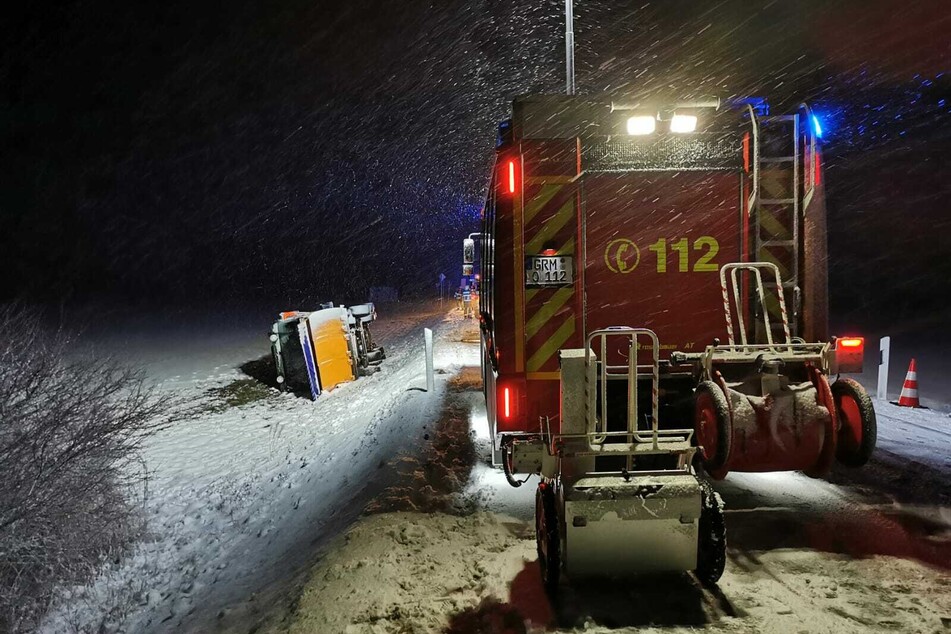Mehrere Feuerwehrautos mussten in das Schneegestöber ausrücken.