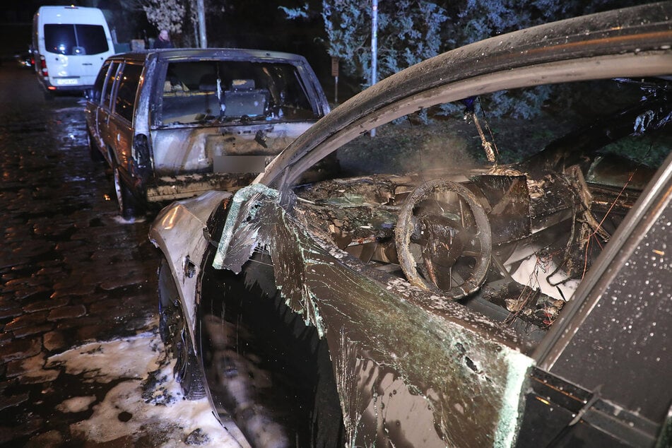 Es entstand Totalschaden am in der Eberswalder Straße angezündeten Tesla und auch ein davor abgestellter Volvo wurde Opfer der Flammen.