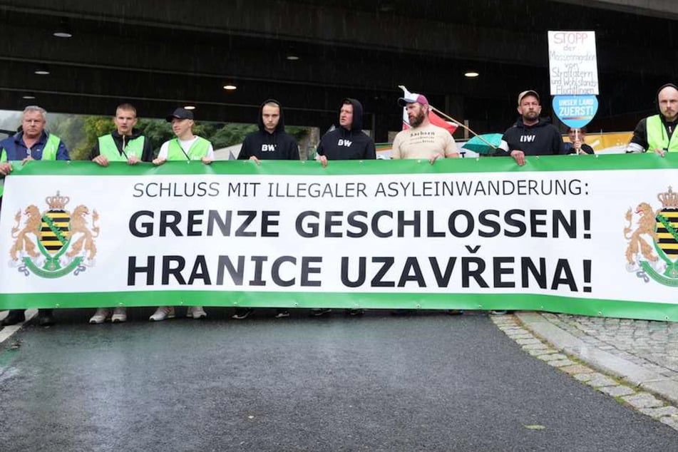 Rechtsextreme riegeln deutsche Grenze ab: "Schluss mit illegaler Asyleinwanderung!"