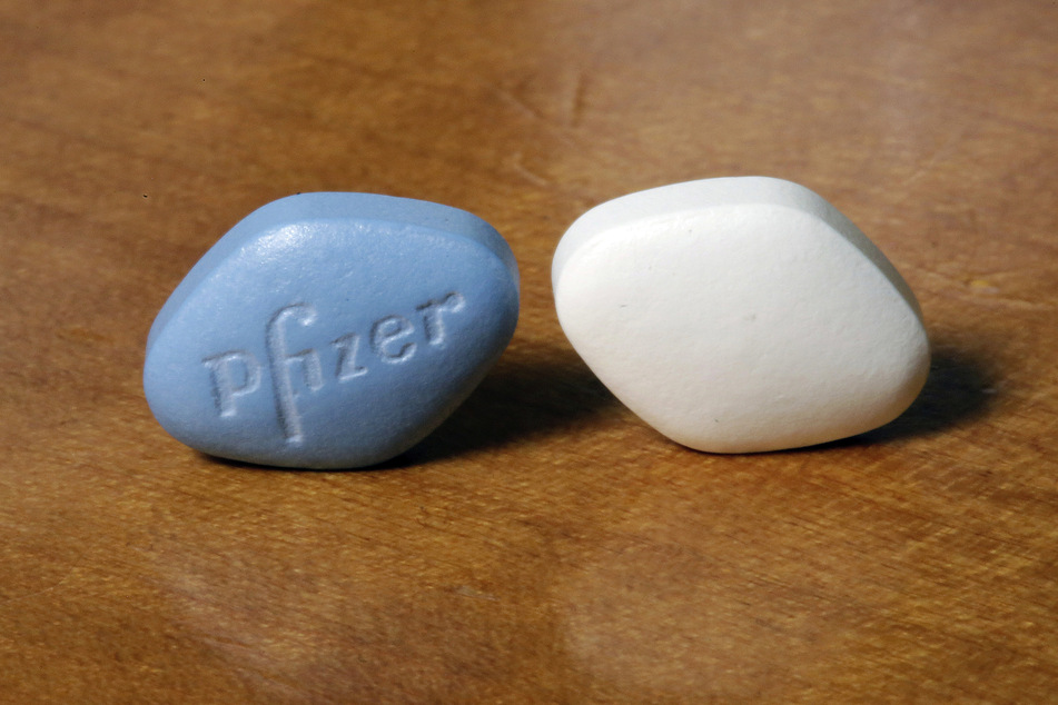 Die Viagra Pille von Pfizer (l.) und die generische Variante des Tochterunternehmens Greenstone "sildenafil citrate" liegen auf einem Tisch in der Zentrale von Pfizer Inc.