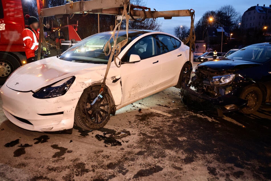 Am Abzweig zur B93 krachten ein Tesla und ein weiteres Auro zusammen.