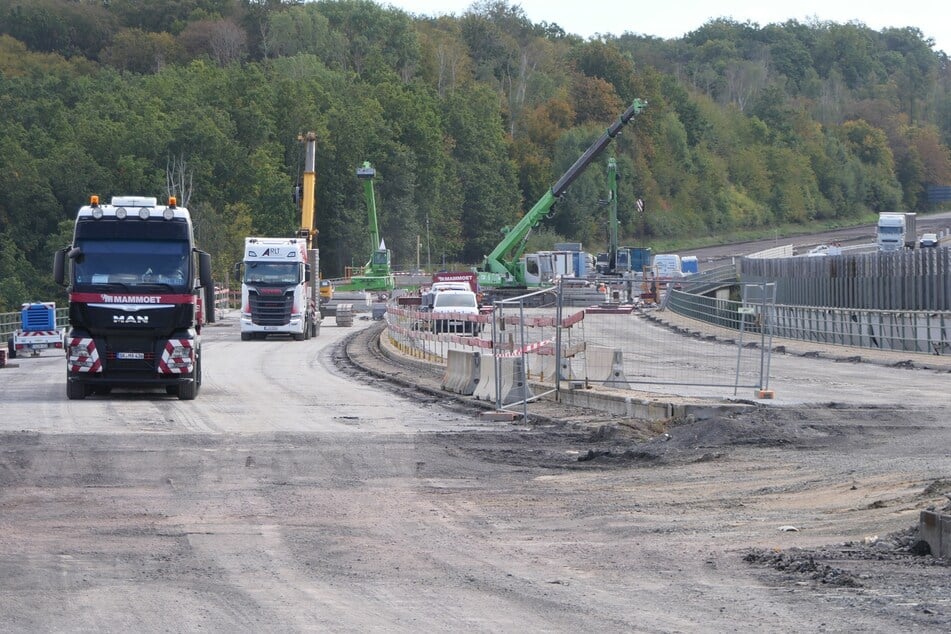 Der Rückbau der alten Brücke ist in vollem Gange.