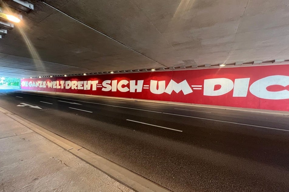 Die RB-Fanszene brachte den Schriftzug "Die ganze Welt dreht sich um dich" an.