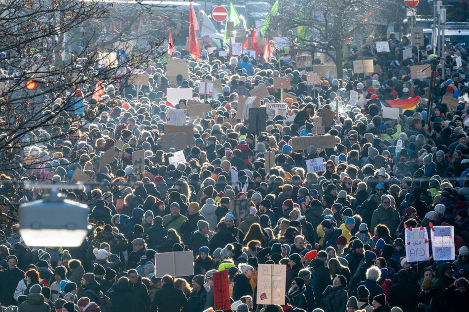 Mit Anti-Rechts-Demos wollen die Teilnehmer immer wieder Zeichen des Widerstands gegen rechtsextreme Umtriebe setzen. (Archivfoto)