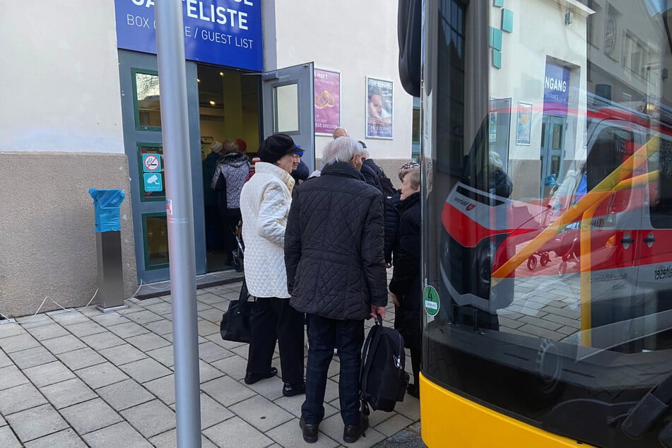 Die Notunterkunft füllt sich.