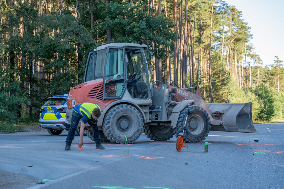 Der Radlader-Fahrer übersah den Biker offenbar beim Auffahren auf die Straße.