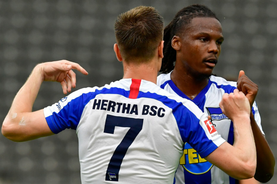Herthas Krzysztof Piatek (25, l.) und Dedryck Boyata (29) beim Torjubel. Am Montag stiegen die beiden Leistungsträger wieder ins Mannschaftstraining ein.