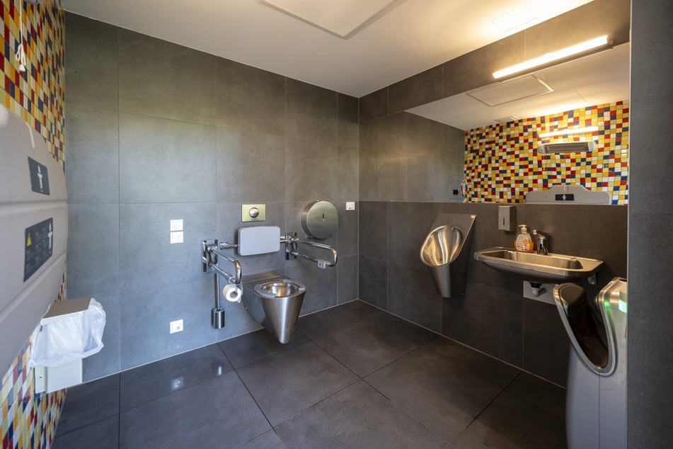 Wer in das WC hineinwill, muss an der Tür ziehen - was untersagt ist.