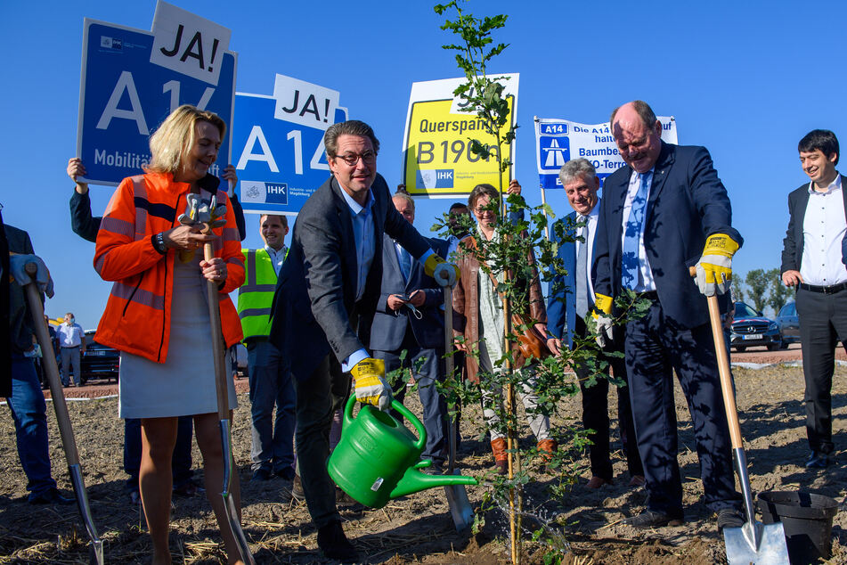 Bundesverkehrsminister Andreas Scheuer (46, CSU), Landesverkehrsminister Thomas Webel (67, CDU, r.) und Anne Rethmann von der Autobahn GmbH des Bundes pflanzten zum Baustart eine Eiche.