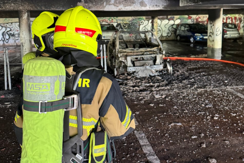 Auch in Wedel wurde die Feuerwehr zu einem Brand in einer Tiefgarage alarmiert. Ein Auto brannte vollständig aus.