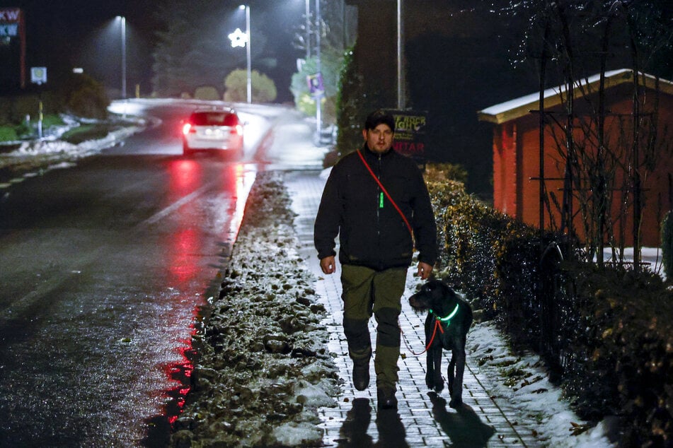 Bei Gassirunden im Winter sind Leuchthalsbänder für Hunde essenziell. (Symbolbild)