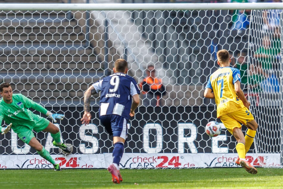 Filip Bilbija (r.) erzielte beide Treffer des Tages.
