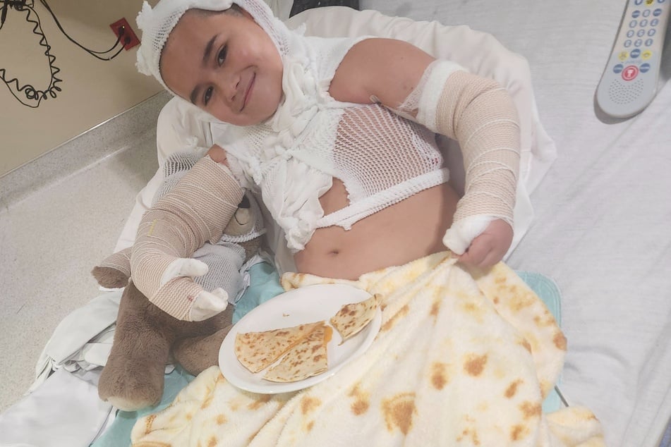 Im Krankenhaus zeigt sich Lorenzo Lopez (8) guter Dinge.