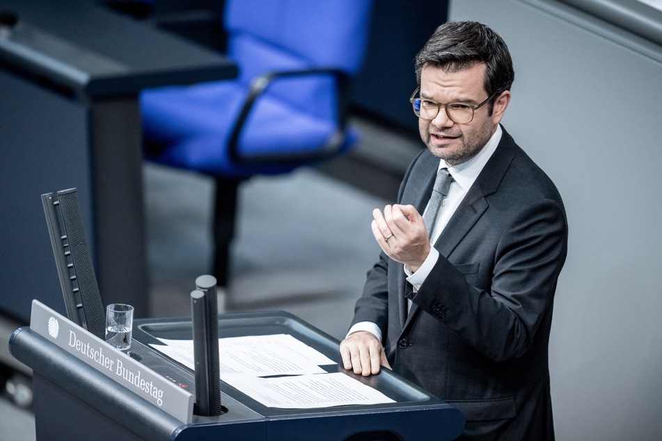 Bundesjustizminister Marco Buschmann (45, FDP) sieht keine Notwendigkeit für strengere Waffengesetze.