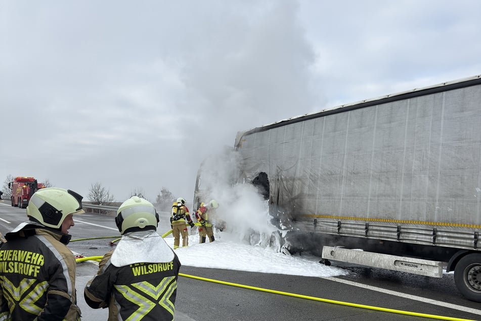 Die Flammen vernichteten das Fahrerhaus sowie Teile des Sattelaufliegers.