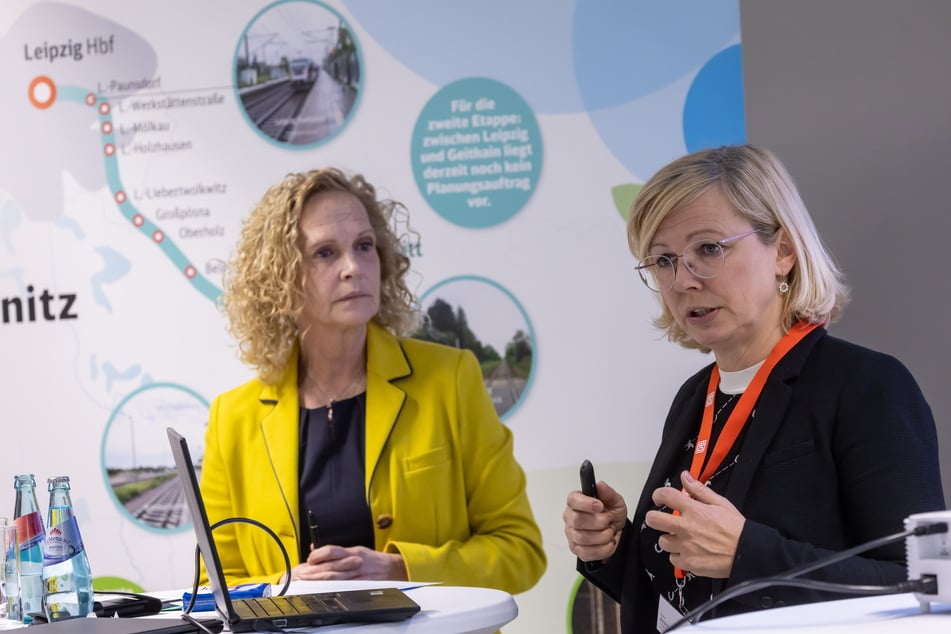 Staatssekretärin Ines Fröhlich (58, l.) und DB-Projektleiterin Karen Artelt informieren über den Streckenausbau.