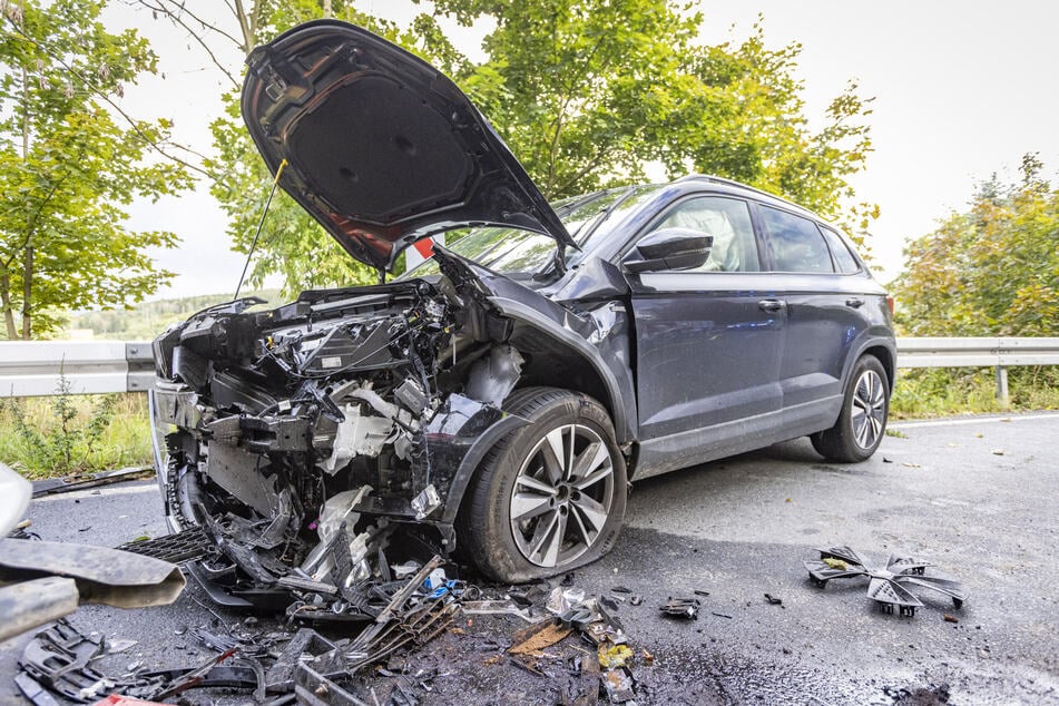 Infolge der Kollision wurde die Front des Škoda vollkommen zerstört.