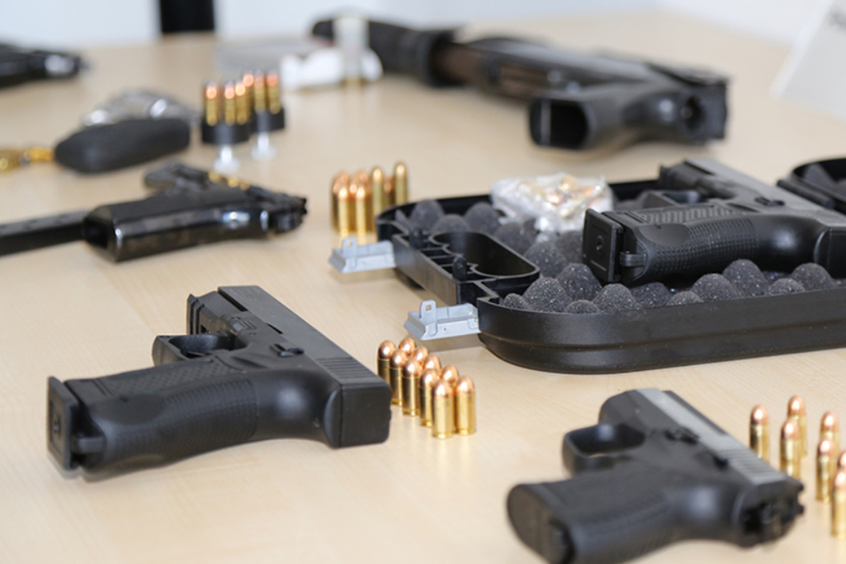 Razzia bei "Hells Angels"-Mitgliedern: Polizei stellt umgebaute Waffen und Munition sicher