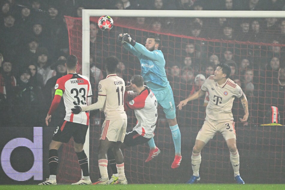 Rotterdam-Keeper Justin Bijlow (2.v.r.) hielt die drei Punkte für sein Team an diesem Abend fest.