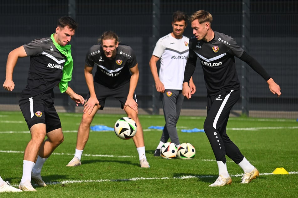 Die Dynamo-Profis um Robin Meißner (24, l.) und Aljaz Casar (24, r.) konnten am Dienstag ohne Probleme trainieren.