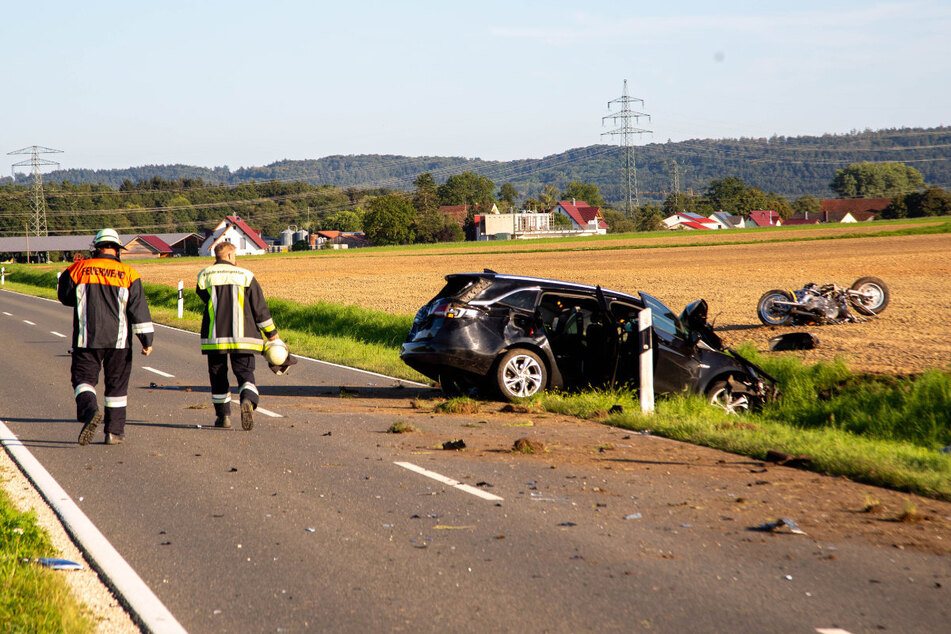 Vorfahrt missachtet? Biker (†76) stirbt nach Crash mit Auto, Opel-Fahrer in Klinik