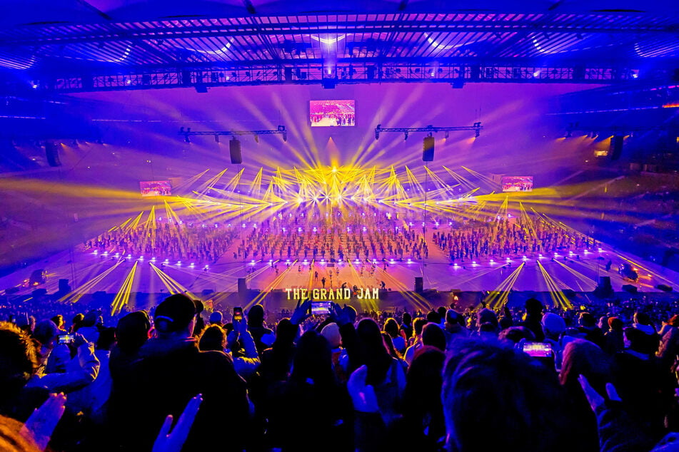 So sieht's aus, wenn 1000 Musiker auf dem Fußballrasen ein Konzert geben.
