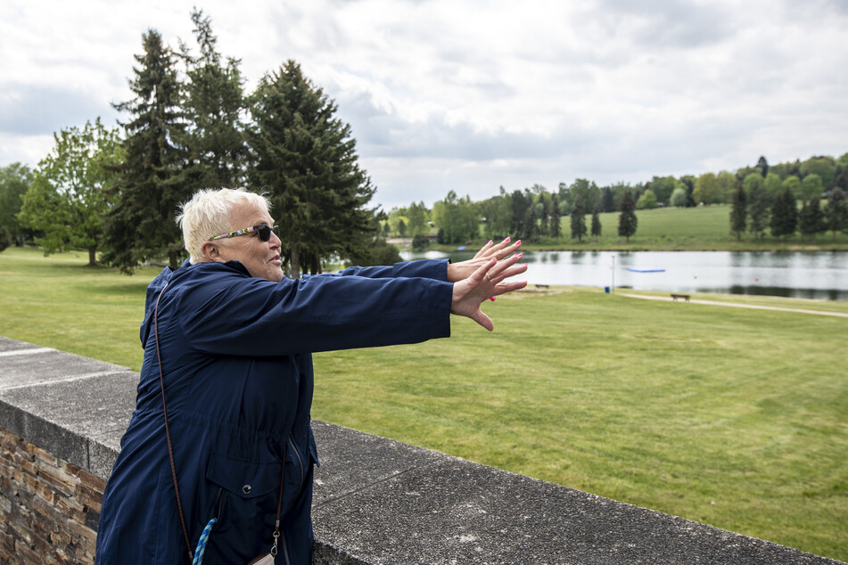 Helga Bochmann (66) zog als erste Saison-Besucherin im Stausee Oberrabenstein ihre Bahnen.