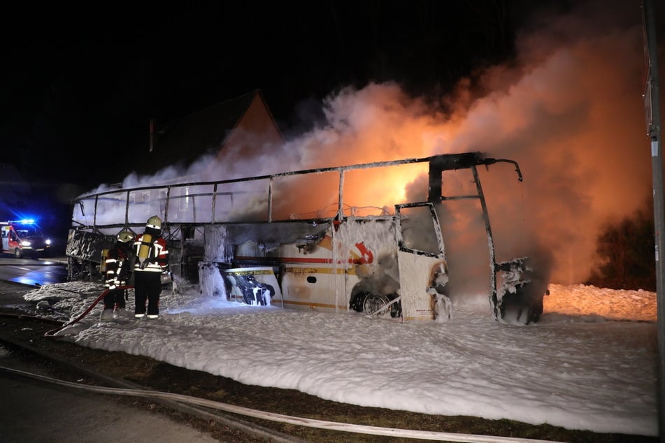 Kurz vor der Einfahrt in den Busbahnhof fing ein Reisebus auf der Dresdner Straße in Tharandt Feuer.