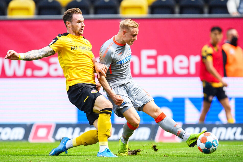 Der 29. August 2021: Kai Pröger (30, r.) behauptet sich hier gegen Dynamo Dresdens Innenverteidiger Michael Sollbauer (32) und schießt zum 2:0 für den SC Paderborn 07 ein.