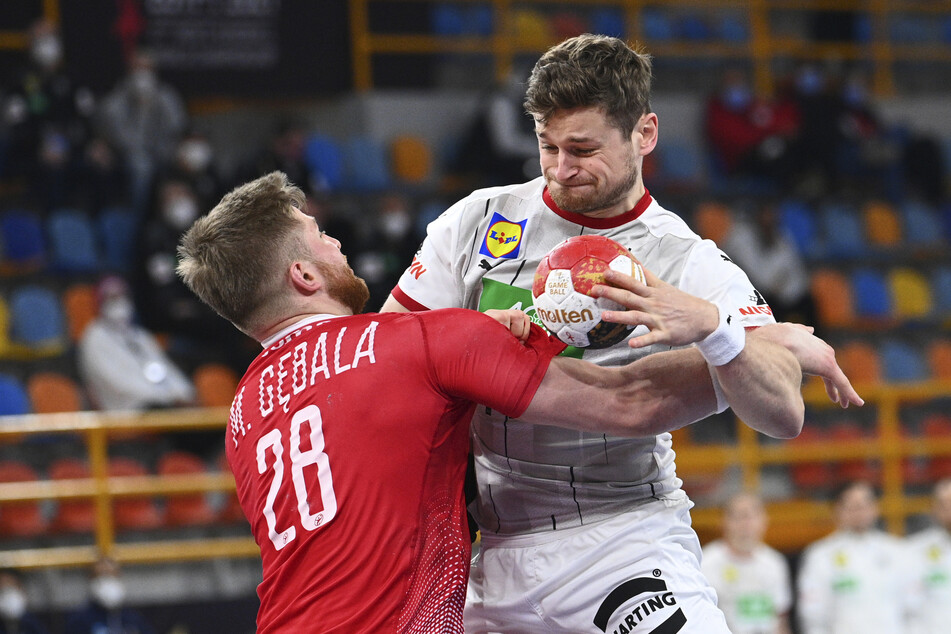 Deutschlands David Schmidt (r.) in Aktion gegen mit Polens Maciej Gebala.