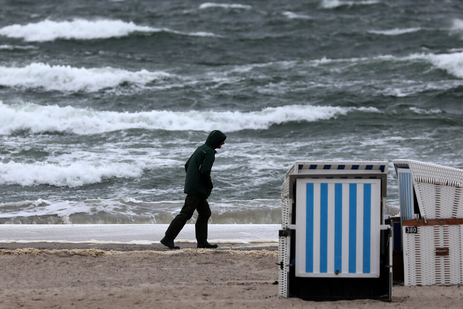 Sturmflut-Warnung für Ostsee-Küste: Auch Fährbetrieb in Kiel betroffen