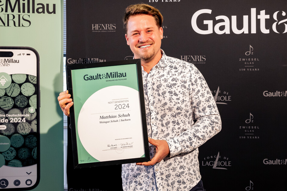 Winzer Matthias Schuh (36) zeigt stolz die Urkunde des "Gault&amp;Millau Weinguide".