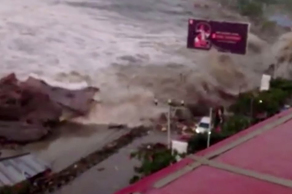 "Tsunami" - Bahasa Jepang untuk "Gelombang pelabuhan".