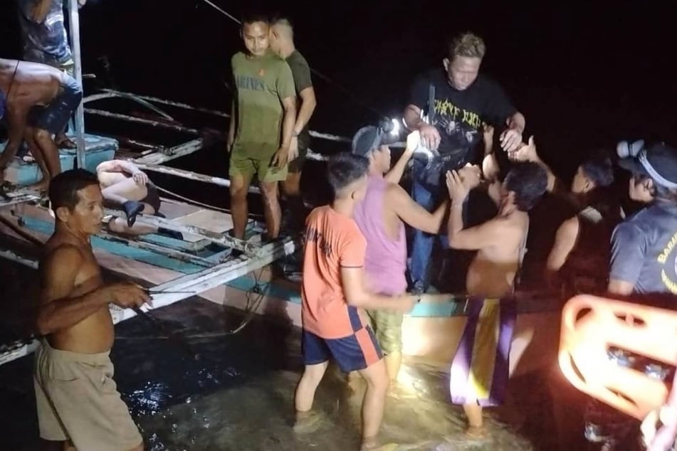 42 Personen sollen den philippinischen Behörden zufolge gerettet worden sein.