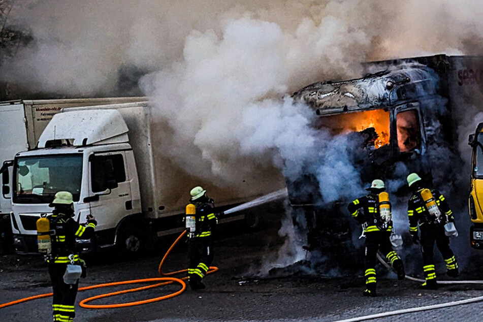 München: In Fahrerkabine geschlafen: Mann bei Lastwagen-Brand schwer verletzt