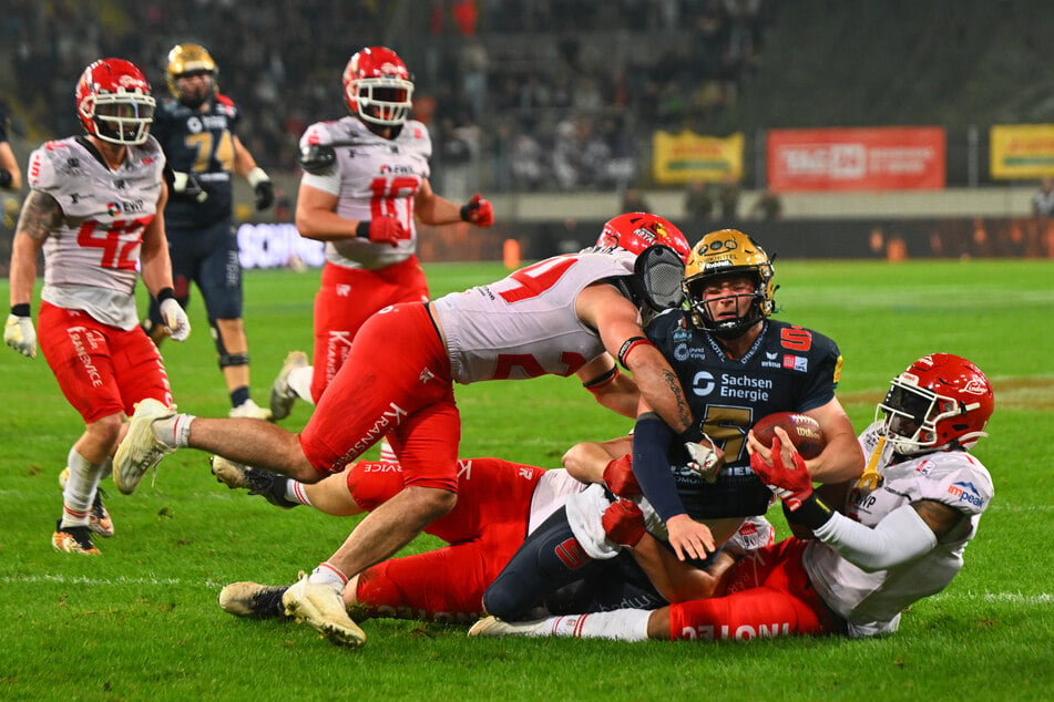 Kurz vor Schluss brauchte es drei Potsdamer, um Rocky Lombardi (2.v.r.) zu stoppen. Dresdens Quarterback verletzte sich aber am Knie.