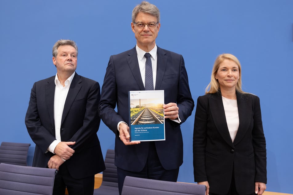 Bundesverkehrsminister Patrick Schnieder (57, CDU, m.), die neue designierte Bahnchefin Evelyn Palla (r.) und Dirk Rompf stellten am Montag die neue Bahn-Strategie vor.