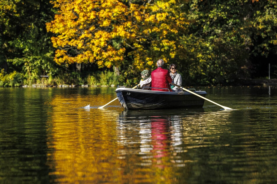 Augenschmaus und milde Temperaturen: Der Herbst lädt ein zu einer romantischen Bootstour auf dem Carolasee.